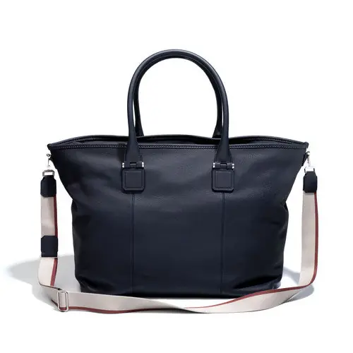 Tote in cervo blu: manici tubolari, attacchi a piastra, tracolla in nastro rigato.